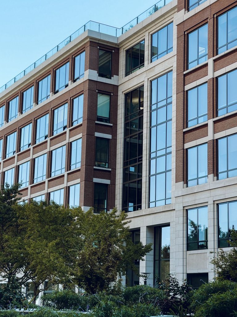 Modern kantoorgebouw met glazen gevel