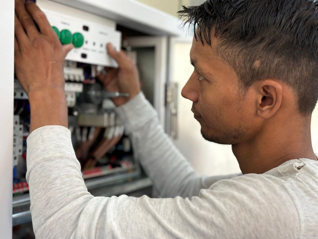 Elektricien werkt aan een groepenkast