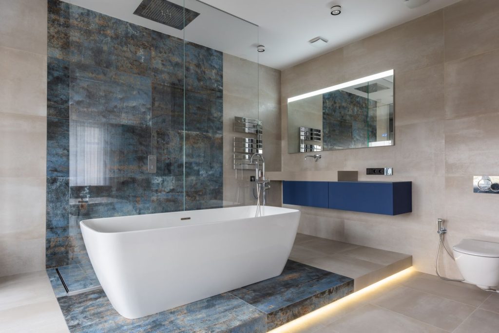 Moderne badkamer met vrijstaand bad en glazen douche