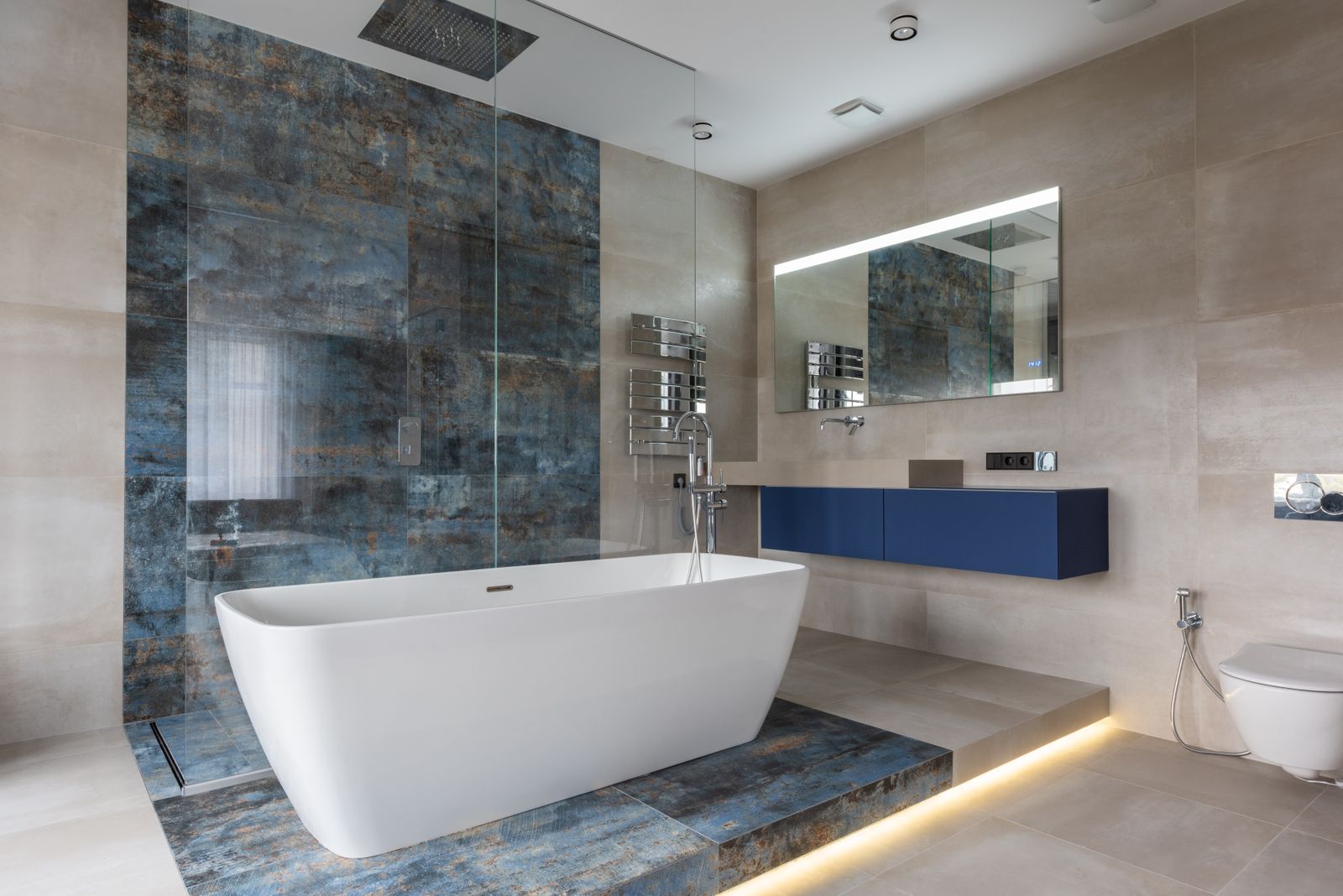 Moderne badkamer met vrijstaand bad en glazen douche