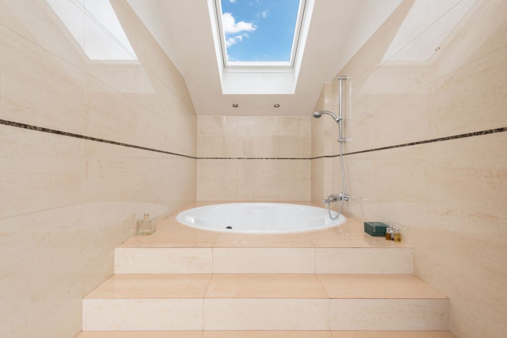 Lichte badkamer met ligbad en dakramen