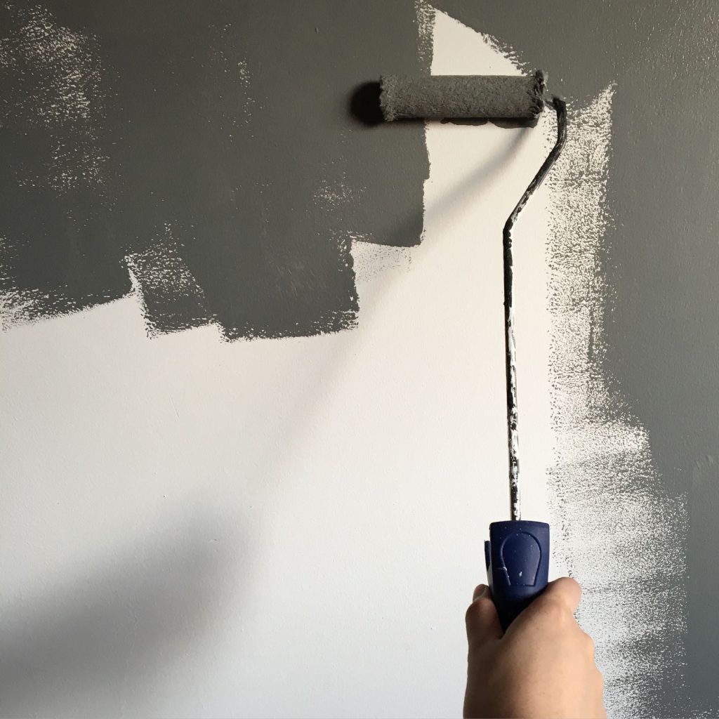 Schilderen van een wand met een verfroller